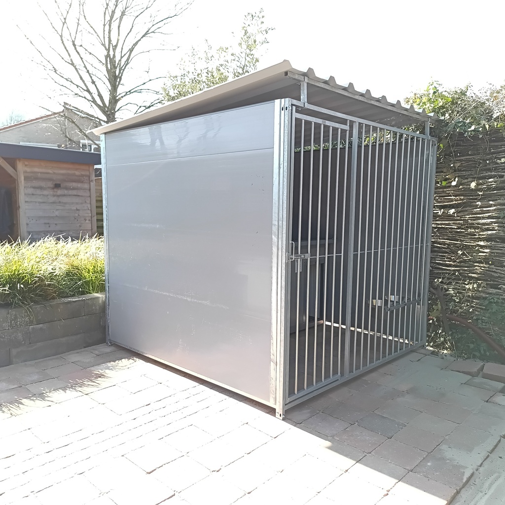 Kunststof hondenkennel 2 X 2m compleet met dak