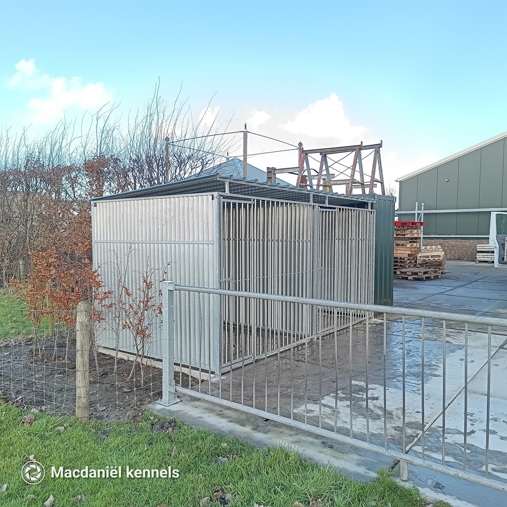 Geheel dicht damwand hondenkennel dubbel 2 X 2m compleet met dak