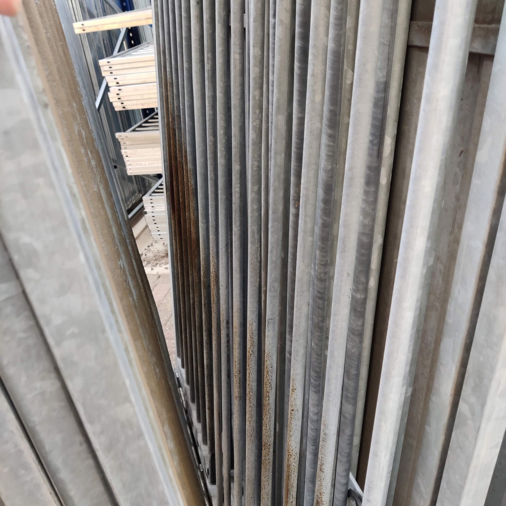 1,5m deur rechts, spijlen 8cm, gebruikt