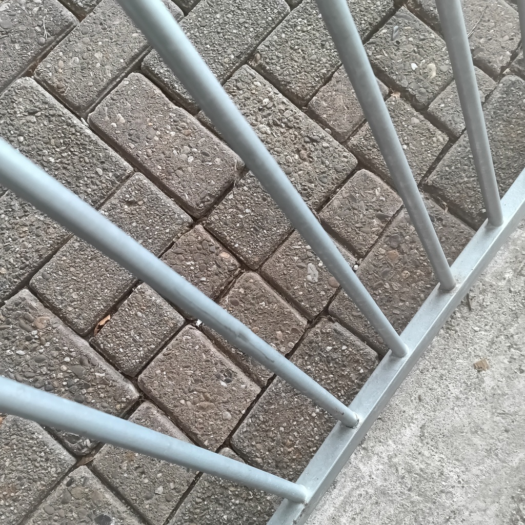 2m, spijlen 8cm, gebruikt