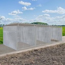 Geheel dicht damwand hondenkennel driedubbel 2 X 2m compleet met dak