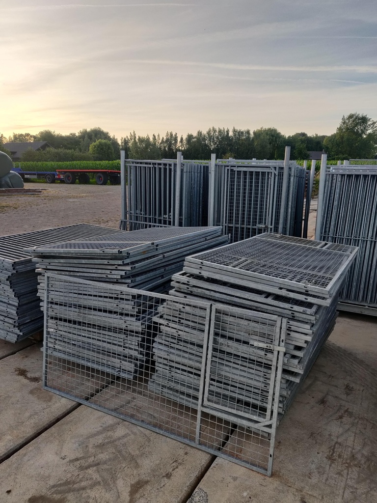 Opruiming! puppypanelen 200 breed 100 hoog met deur