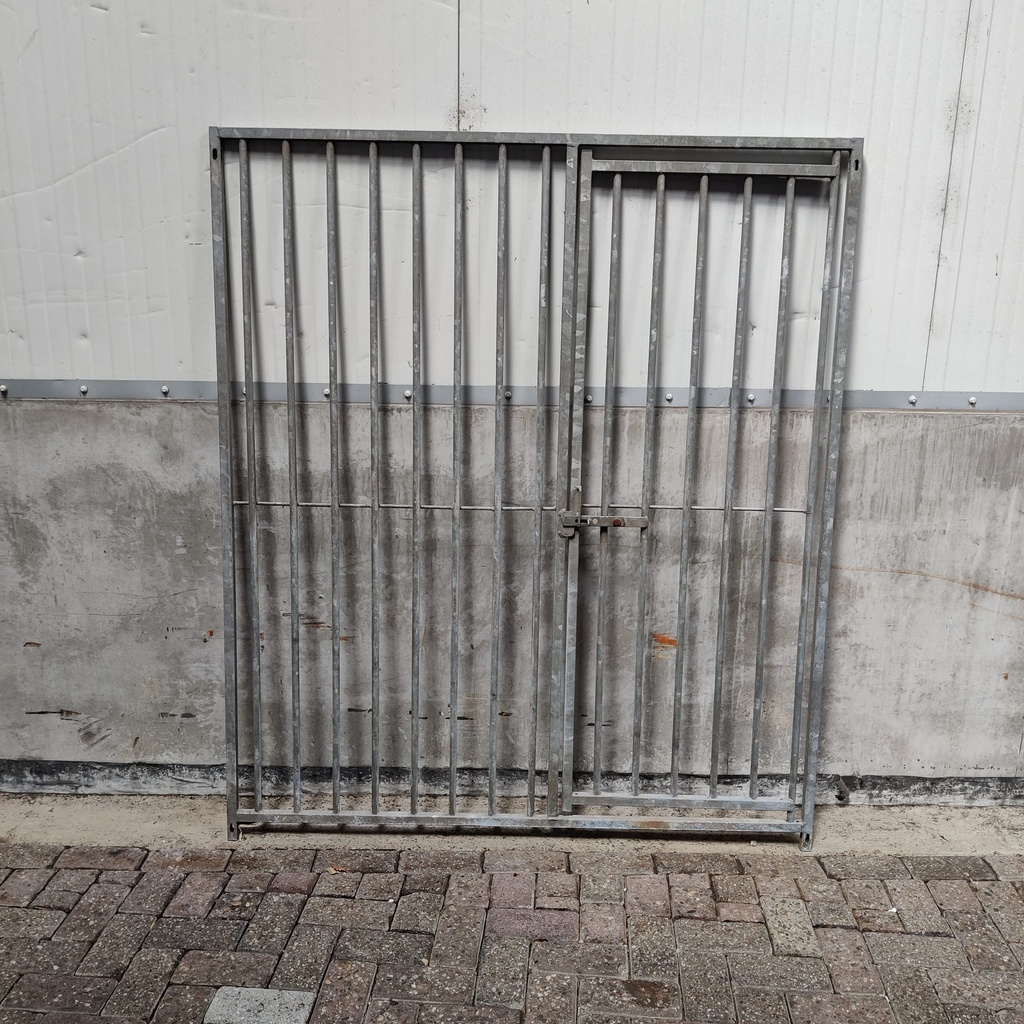 1,5m deur rechts, spijlen 8cm, gebruikt