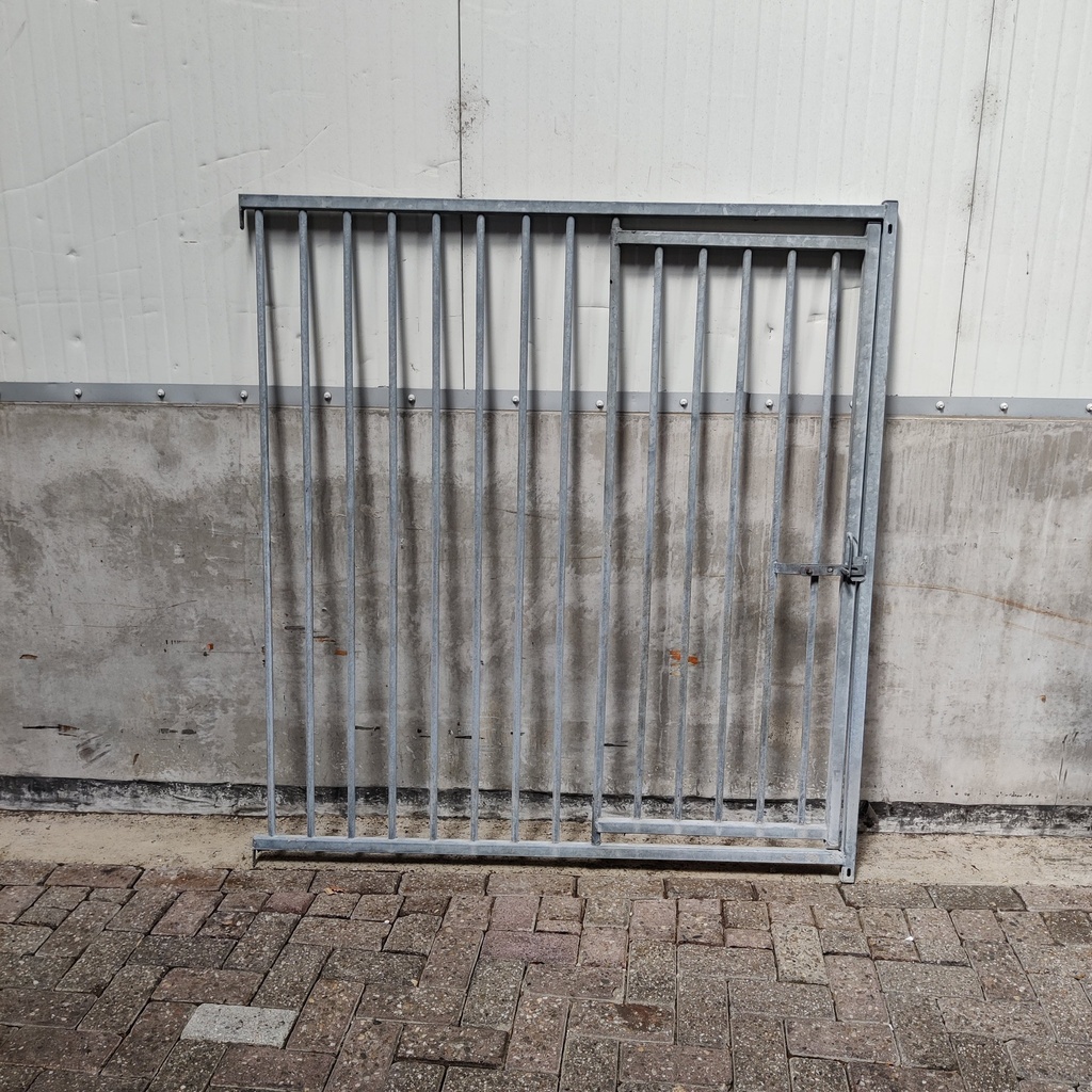 1,5m deur rechts, spijlen 8cm, gebruikt