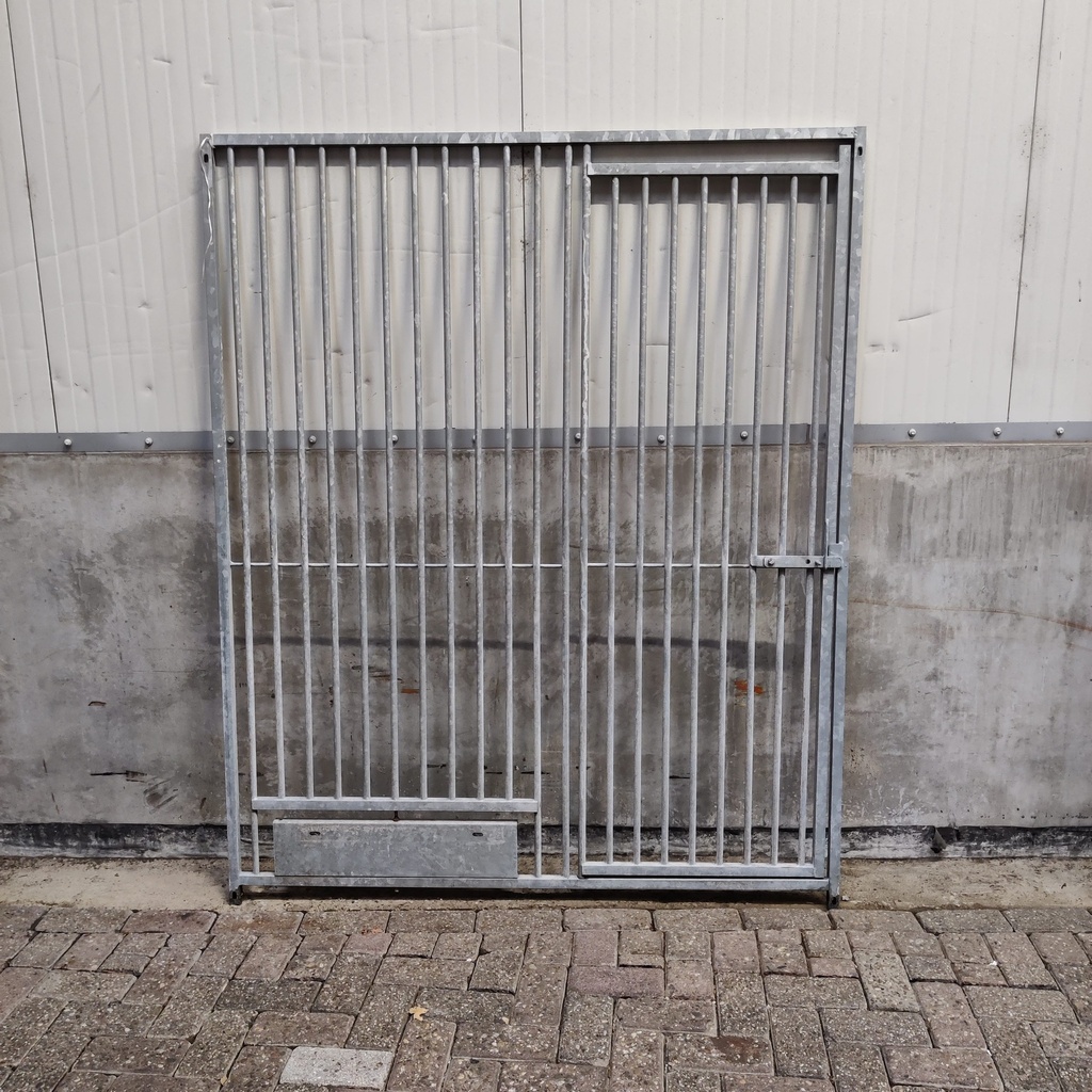 1,5m deur met voederluik, spijlen 5cm, gebruikt