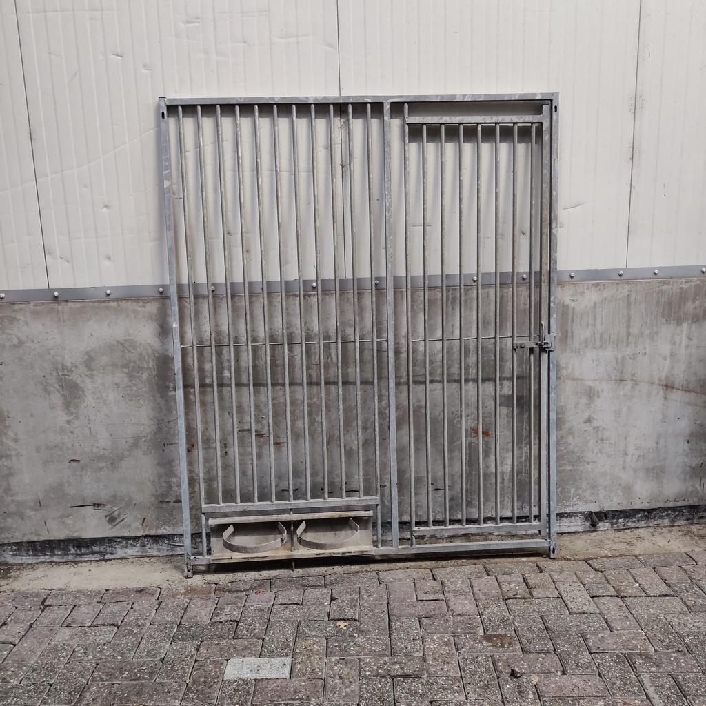 1,5m deur met voederluik incl houder, spijlen 5cm, gebruikt