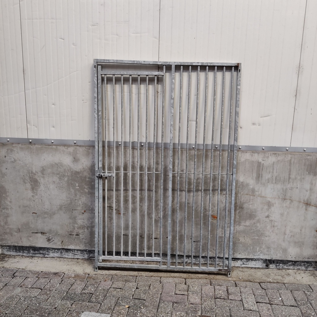 1,21m deur rechts spijlen 5cm, gebruikt