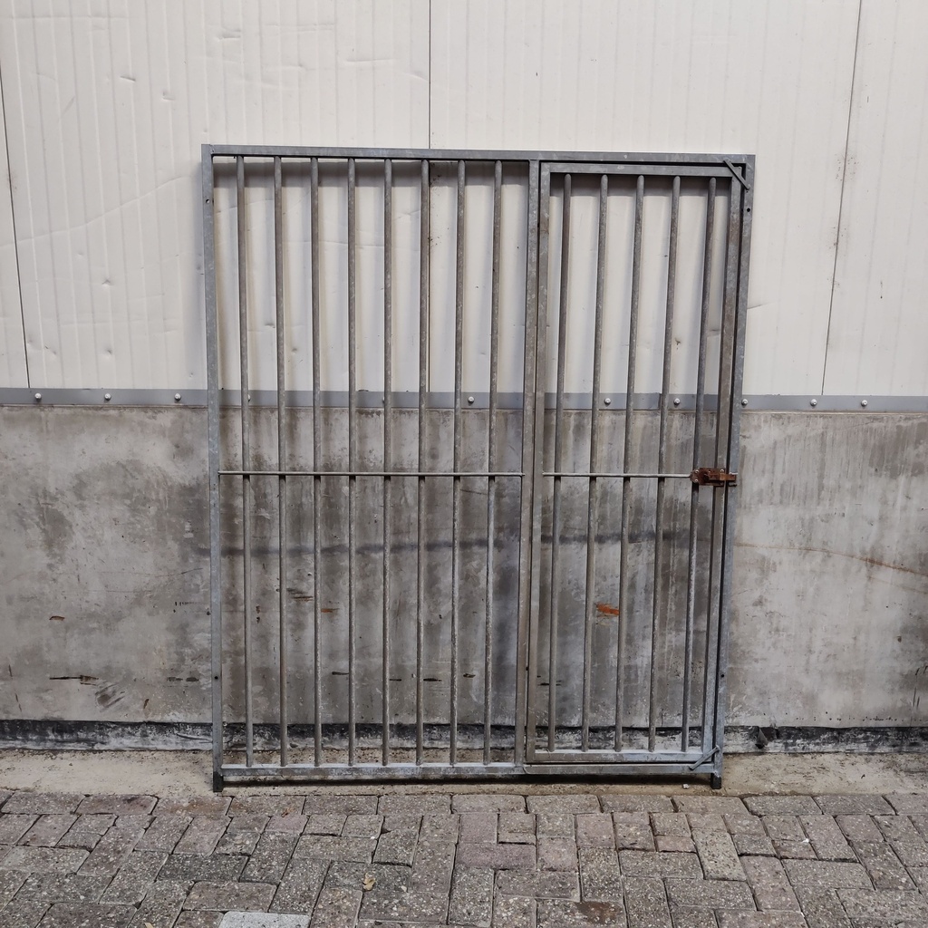 1,5m deur rechts spijlen 8cm, gebruikt