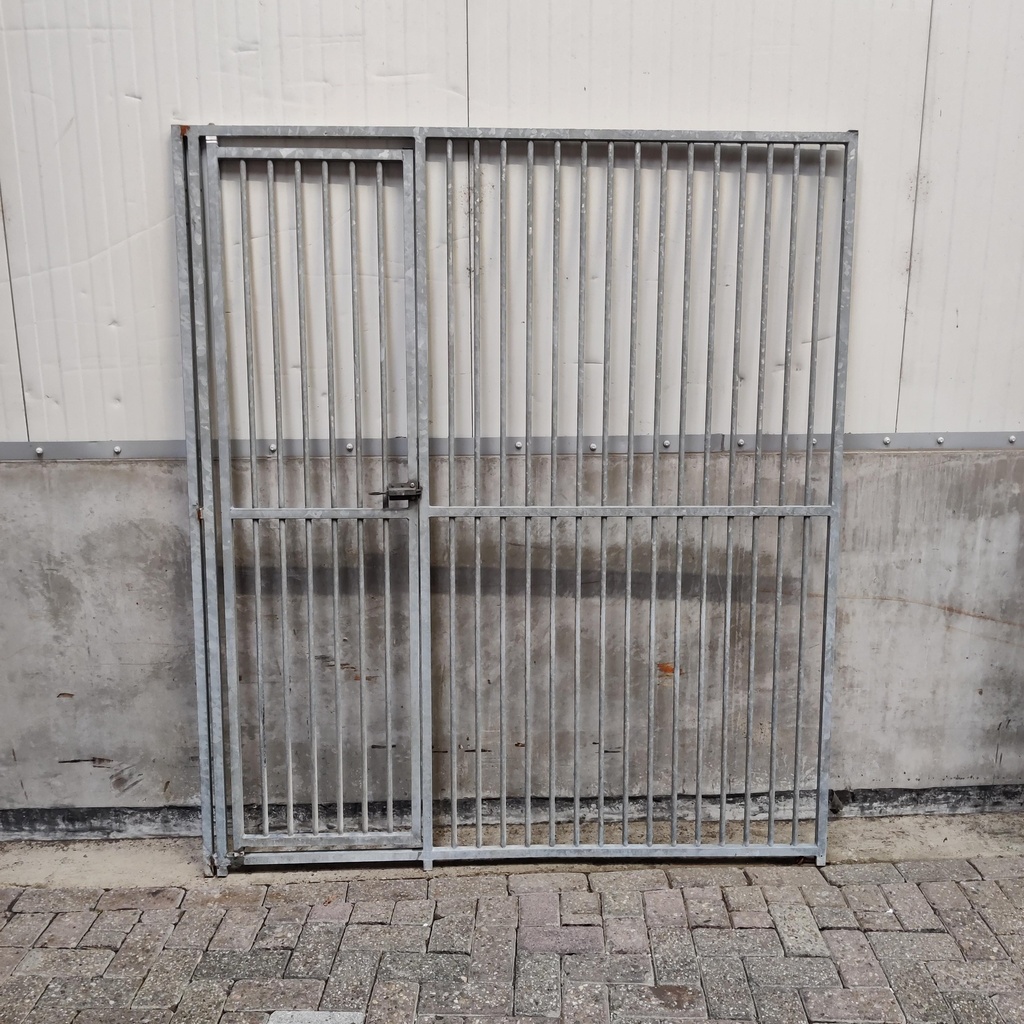 1,69m deur rechts spijlen 5cm, gebruikt merk Corton