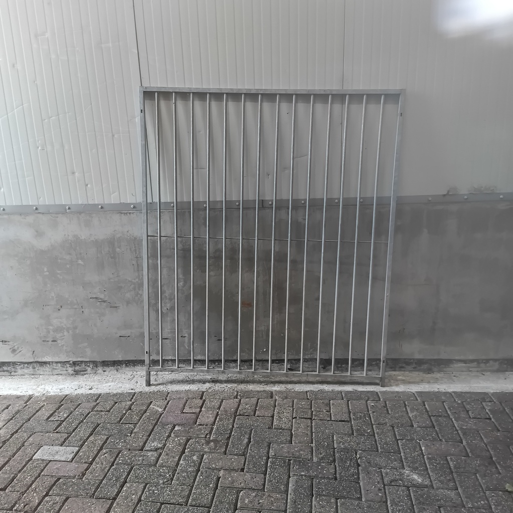 1,5m spijlen 8cm  8cm hoge poot, gebruikt