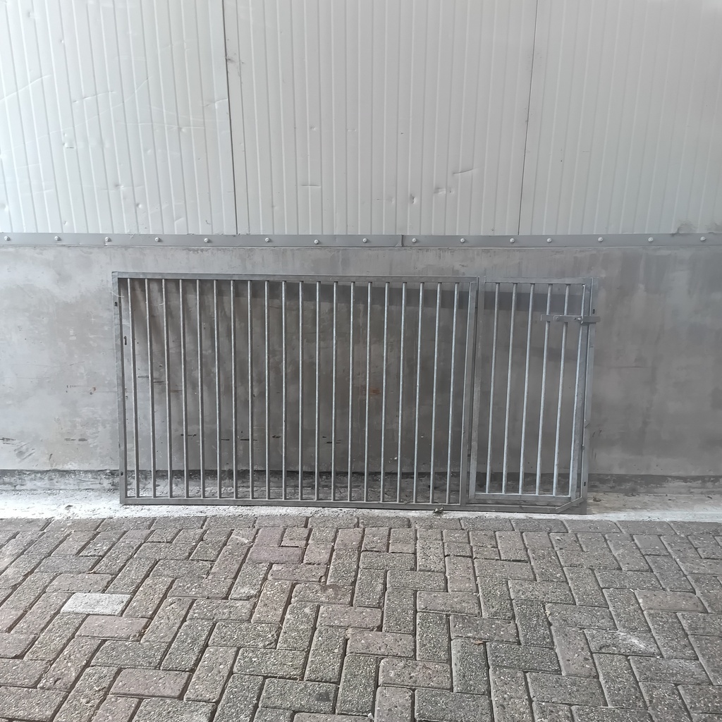 2m puppy gaas gehele deur rechts, gebruikt