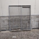 1,5m deur met voederluik incl houder, spijlen 5cm, gebruikt