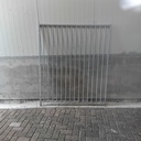 1,5m spijlen 8cm  8cm hoge poot, gebruikt